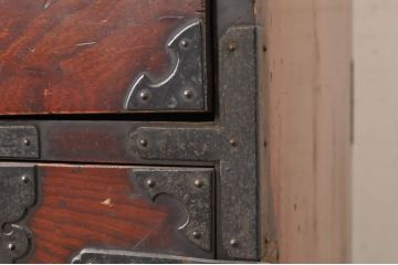和製アンティーク　特注高級品!!　三方欅(ケヤキ)材　上杢　厚手金具　和の雰囲気を引き立てる重厚な東北衣装箪笥(時代箪笥、二本松箪笥、和タンス、衣装たんす、収納タンス、引き出し)(R-072705)