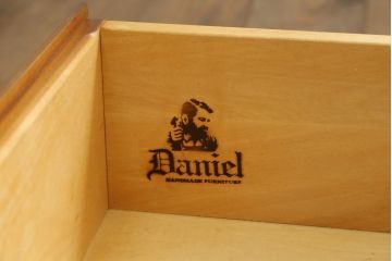 中古　横浜クラシック家具　ダニエル(daniel)　アーリーアメリカンシリーズ　A-208　温もりを感じる色合いとクラシカルな佇まいが魅力のキャビネット(ブックケース、本箱、収納棚、戸棚、飾り棚)(R-072708)