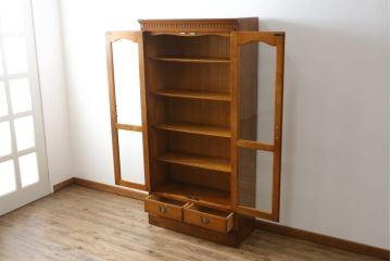 中古　横浜クラシック家具　ダニエル(daniel)　アーリーアメリカンシリーズ　A-208　温もりを感じる色合いとクラシカルな佇まいが魅力のキャビネット(ブックケース、本箱、収納棚、戸棚、飾り棚)(R-072708)
