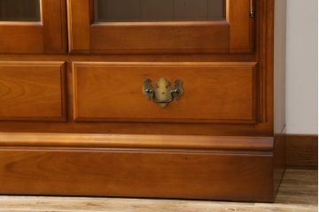 中古　横浜クラシック家具　ダニエル(daniel)　アーリーアメリカンシリーズ　A-208　温もりを感じる色合いとクラシカルな佇まいが魅力のキャビネット(ブックケース、本箱、収納棚、戸棚、飾り棚)(R-072708)