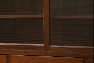 和製アンティーク　懐かしい雰囲気漂うモールガラスサイドボード(サイドキャビネット、収納棚、ガラス戸棚、食器棚)(R-072712)