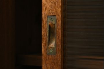 和製アンティーク　懐かしい雰囲気漂うモールガラスサイドボード(サイドキャビネット、収納棚、ガラス戸棚、食器棚)(R-072712)