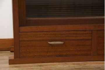和製アンティーク　懐かしい雰囲気漂うモールガラスサイドボード(サイドキャビネット、収納棚、ガラス戸棚、食器棚)(R-072713)