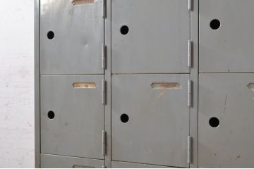 和製ビンテージ　ペイント仕上げ限定　レトロな雰囲気を高めるアイアンロッカー(収納棚、下駄箱、戸棚、ヴィンテージ)(R-072714)
