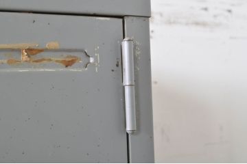 和製ビンテージ　ペイント仕上げ限定　レトロな雰囲気を高めるアイアンロッカー(収納棚、下駄箱、戸棚、ヴィンテージ)(R-072714)