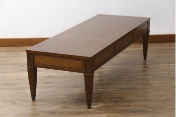 中古　DREXEL HERITAGE(ドレクセルヘリテイジ)　Triune(トライユン)　マホガニー材　クラシカルな佇まいのカクテルテーブル(センターテーブル、リビングテーブル、ローテーブル)(R-072715)