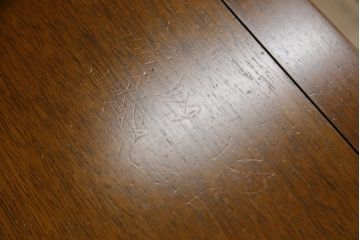中古　DREXEL HERITAGE(ドレクセルヘリテイジ)　Triune(トライユン)　マホガニー材　クラシカルな佇まいのカクテルテーブル(センターテーブル、リビングテーブル、ローテーブル)(R-072715)