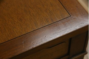 中古　DREXEL HERITAGE(ドレクセルヘリテイジ)　Triune(トライユン)　マホガニー材　クラシカルな佇まいのカクテルテーブル(センターテーブル、リビングテーブル、ローテーブル)(R-072715)