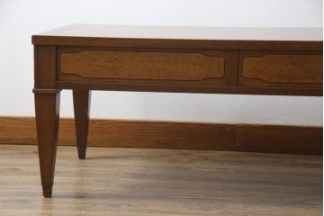 中古　DREXEL HERITAGE(ドレクセルヘリテイジ)　Triune(トライユン)　マホガニー材　クラシカルな佇まいのカクテルテーブル(センターテーブル、リビングテーブル、ローテーブル)(R-072715)