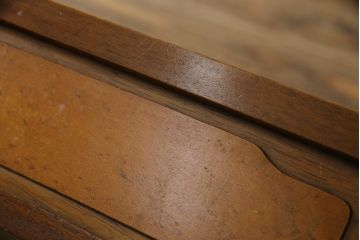 中古　DREXEL HERITAGE(ドレクセルヘリテイジ)　Triune(トライユン)　マホガニー材　クラシカルな佇まいのカクテルテーブル(センターテーブル、リビングテーブル、ローテーブル)(R-072715)
