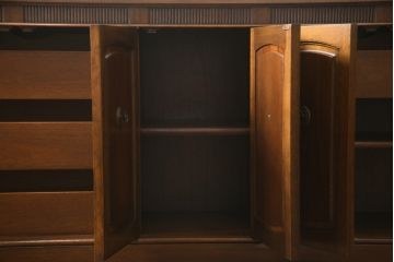 中古　DREXEL HERITAGE(ドレクセルヘリテイジ)　Triune(トライユン)　優雅な佇まいが魅力のクリデンザキャビネット(クレデンザ、サイドボード、リビングボード)(定価約66万円)(R-072716)