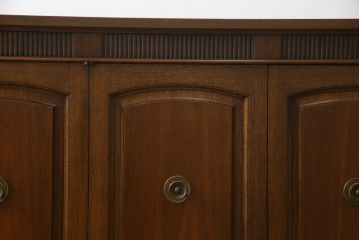 中古　DREXEL HERITAGE(ドレクセルヘリテイジ)　Triune(トライユン)　優雅な佇まいが魅力のクリデンザキャビネット(クレデンザ、サイドボード、リビングボード)(定価約66万円)(R-072716)