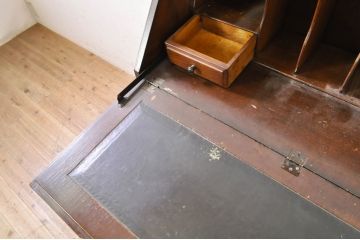 イギリスアンティーク　ペイント仕上げ限定　お花の彫刻がおしゃれなライティングビューロー(簿記机、作業机、ワークデスク、机、引き出し、チェスト、在宅用、在宅ワーク用、英国)(R-072717)