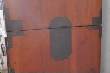 和製アンティーク　前面欅(ケヤキ)材　立派な金具と凛とした佇まいが素敵な三段重ね東北時代箪笥(衣装箪笥、和タンス、収納たんす、引き出し、重ねタンス)(R-072739)