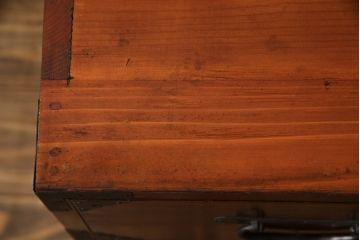 和製アンティーク　前面欅(ケヤキ)材　立派な金具と凛とした佇まいが素敵な東北時代箪笥ローチェスト(テレビ台、テレビボード、収納箪笥、和タンス、時代箪笥、引き出し)(R-072741)