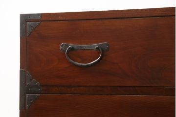 和製アンティーク　前面欅(ケヤキ)材　立派な金具と凛とした佇まいが素敵な東北時代箪笥ローチェスト(テレビ台、テレビボード、収納箪笥、和タンス、時代箪笥、引き出し)(R-072741)