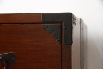 和製アンティーク　前面欅(ケヤキ)材　立派な金具と凛とした佇まいが素敵な東北時代箪笥ローチェスト(テレビ台、テレビボード、収納箪笥、和タンス、時代箪笥、引き出し)(R-072741)