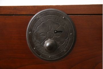 和製アンティーク　前面欅(ケヤキ)材　立派な金具と凛とした佇まいが素敵な東北時代箪笥ローチェスト(テレビ台、テレビボード、収納箪笥、和タンス、時代箪笥、引き出し)(R-072741)