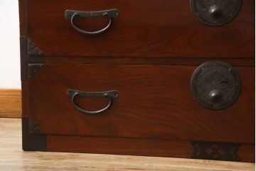 和製アンティーク　前面欅(ケヤキ)材　立派な金具と凛とした佇まいが素敵な東北時代箪笥ローチェスト(テレビ台、テレビボード、収納箪笥、和タンス、時代箪笥、引き出し)(R-072741)