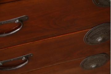 和製アンティーク　前面欅(ケヤキ)材　立派な金具と凛とした佇まいが素敵な東北時代箪笥ローチェスト(テレビ台、テレビボード、収納箪笥、和タンス、時代箪笥、引き出し)(R-072741)
