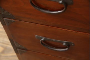 和製アンティーク　前面欅(ケヤキ)材　立派な金具と凛とした佇まいが素敵な東北時代箪笥ローチェスト(テレビ台、テレビボード、収納箪笥、和タンス、時代箪笥、引き出し)(R-072741)