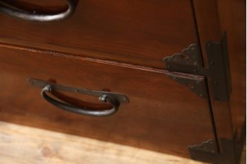 和製アンティーク　前面欅(ケヤキ)材　立派な金具と凛とした佇まいが素敵な東北時代箪笥ローチェスト(テレビ台、テレビボード、収納箪笥、和タンス、時代箪笥、引き出し)(R-072741)