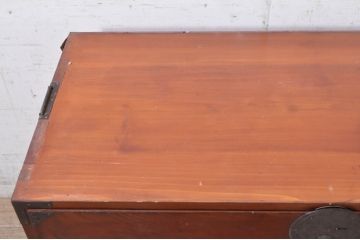 和製アンティーク　前面欅(ケヤキ)材　立派な金具と凛とした佇まいが素敵な東北時代箪笥ローチェスト(テレビ台、テレビボード、収納箪笥、和タンス、時代箪笥、引き出し)(R-072742)