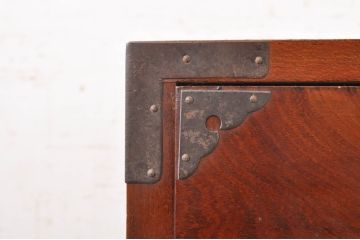 和製アンティーク　前面欅(ケヤキ)材　立派な金具と凛とした佇まいが素敵な東北時代箪笥ローチェスト(テレビ台、テレビボード、収納箪笥、和タンス、時代箪笥、引き出し)(R-072742)