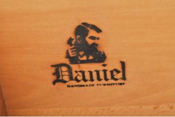 中古　横浜ダニエル(daniel)　アーリーアメリカンシリーズ　A-208　温かみのある木の色合いが魅力的なキャビネット(カップボード、食器棚、戸棚、収納棚、飾り棚)(R-072745)