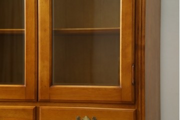 中古　横浜ダニエル(daniel)　アーリーアメリカンシリーズ　A-208　温かみのある木の色合いが魅力的なキャビネット　(R-072745)