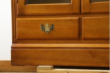 中古　横浜ダニエル(daniel)　アーリーアメリカンシリーズ　A-208　温かみのある木の色合いが魅力的なキャビネット　(R-072745)