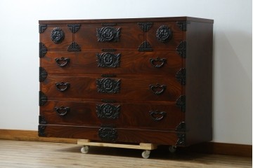 中古　岩谷堂箪笥　力強い杢目と重厚感ある金具が魅力の和箪笥　(R-072749)