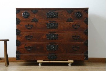 中古　岩谷堂箪笥　力強い杢目と重厚感ある金具が魅力の和箪笥　(R-072749)