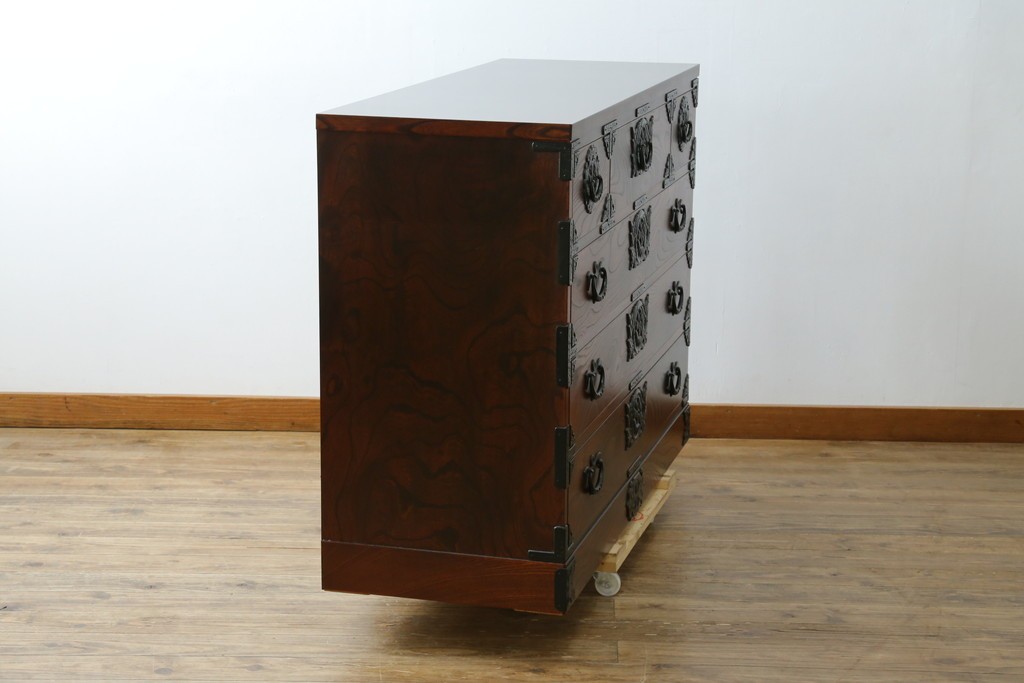 中古　岩谷堂箪笥　力強い杢目と重厚感ある金具が魅力の和箪笥　(R-072749)