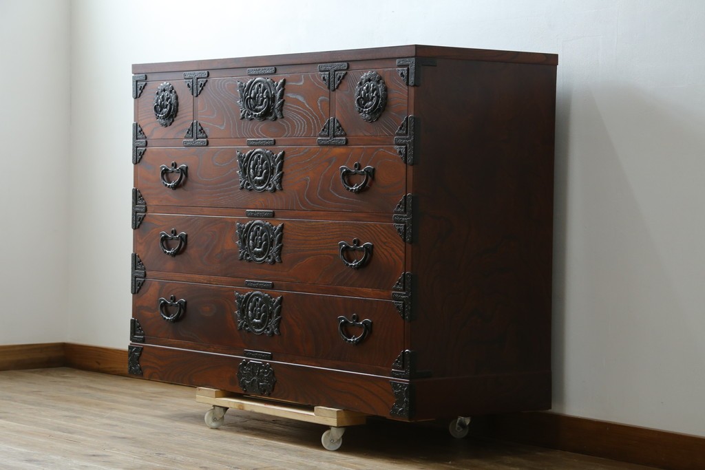 中古　岩谷堂箪笥　力強い杢目と重厚感ある金具が魅力の和箪笥　(R-072749)