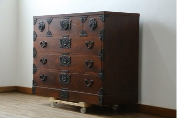 中古　岩谷堂箪笥　力強い杢目と重厚感ある金具が魅力の和箪笥　(R-072749)