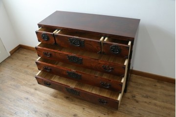 中古　岩谷堂箪笥　力強い杢目と重厚感ある金具が魅力の和箪笥　(R-072749)