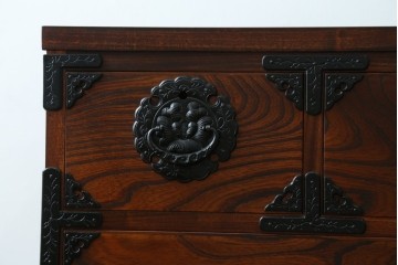 中古　岩谷堂箪笥　力強い杢目と重厚感ある金具が魅力の和箪笥　(R-072749)