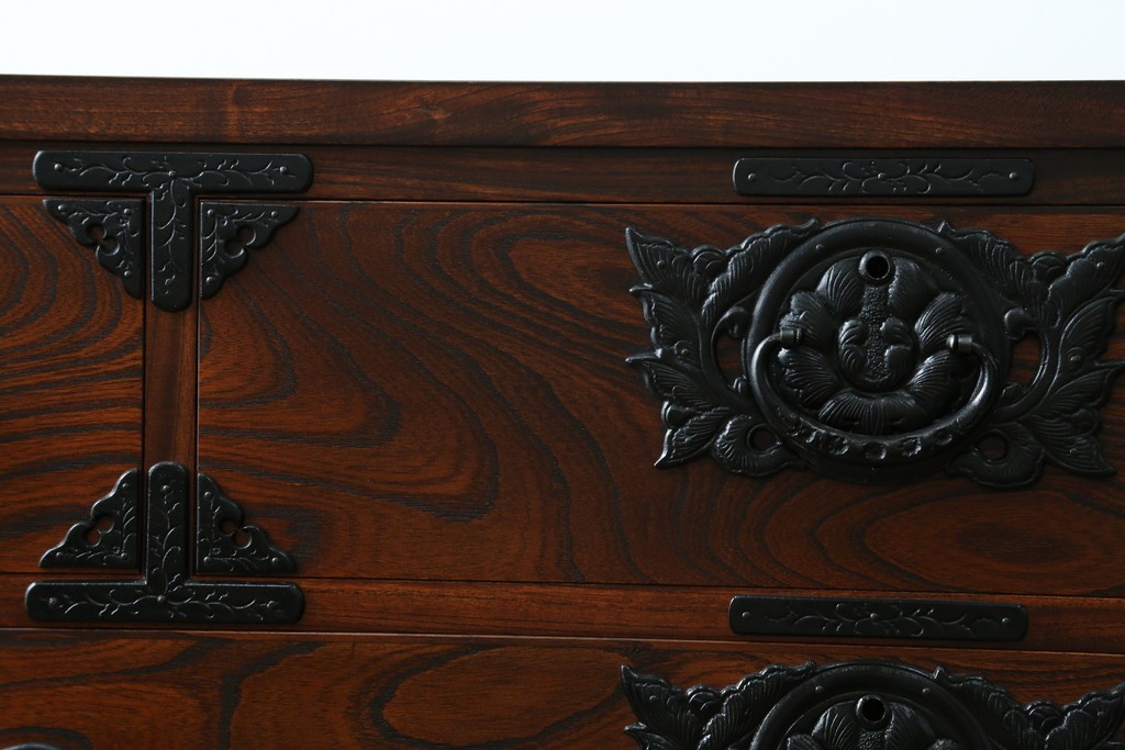 中古　岩谷堂箪笥　力強い杢目と重厚感ある金具が魅力の和箪笥　(R-072749)