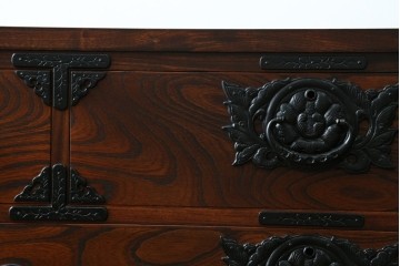 中古　岩谷堂箪笥　力強い杢目と重厚感ある金具が魅力の和箪笥　(R-072749)