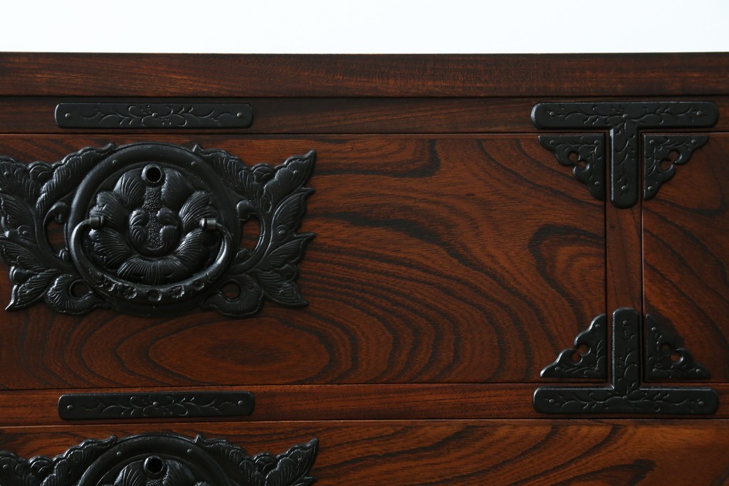 中古　岩谷堂箪笥　力強い杢目と重厚感ある金具が魅力の和箪笥　(R-072749)