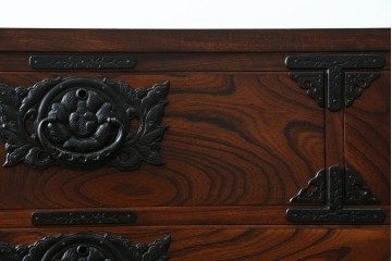 中古　岩谷堂箪笥　力強い杢目と重厚感ある金具が魅力の和箪笥　(R-072749)