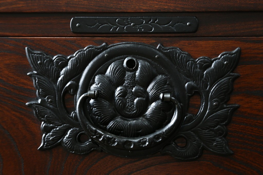 中古　岩谷堂箪笥　力強い杢目と重厚感ある金具が魅力の和箪笥　(R-072749)