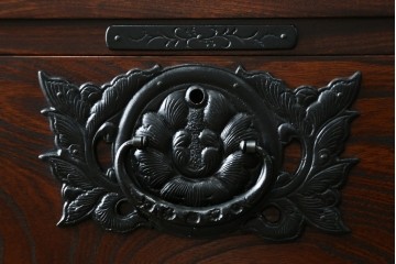 中古　岩谷堂箪笥　力強い杢目と重厚感ある金具が魅力の和箪笥　(R-072749)