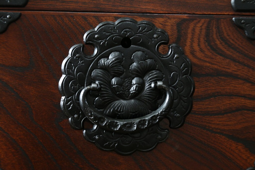中古　岩谷堂箪笥　力強い杢目と重厚感ある金具が魅力の和箪笥　(R-072749)
