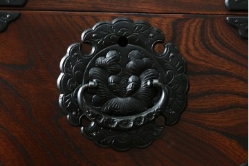 中古　岩谷堂箪笥　力強い杢目と重厚感ある金具が魅力の和箪笥　(R-072749)