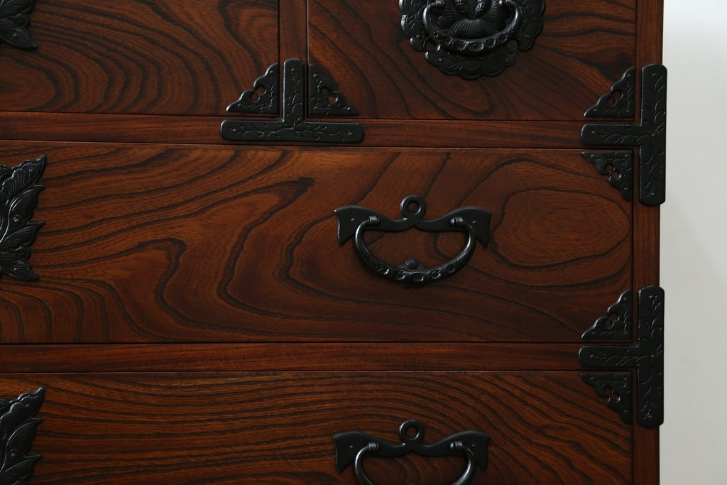 中古　岩谷堂箪笥　力強い杢目と重厚感ある金具が魅力の和箪笥　(R-072749)