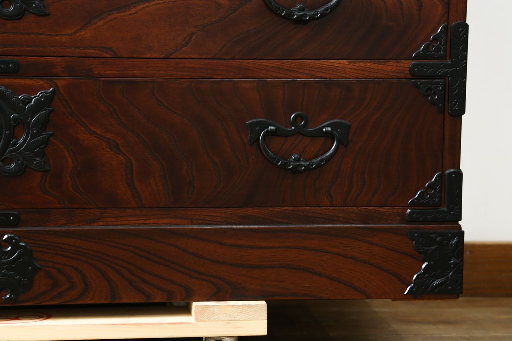 中古　岩谷堂箪笥　力強い杢目と重厚感ある金具が魅力の和箪笥　(R-072749)