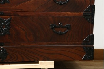 中古　岩谷堂箪笥　力強い杢目と重厚感ある金具が魅力の和箪笥　(R-072749)