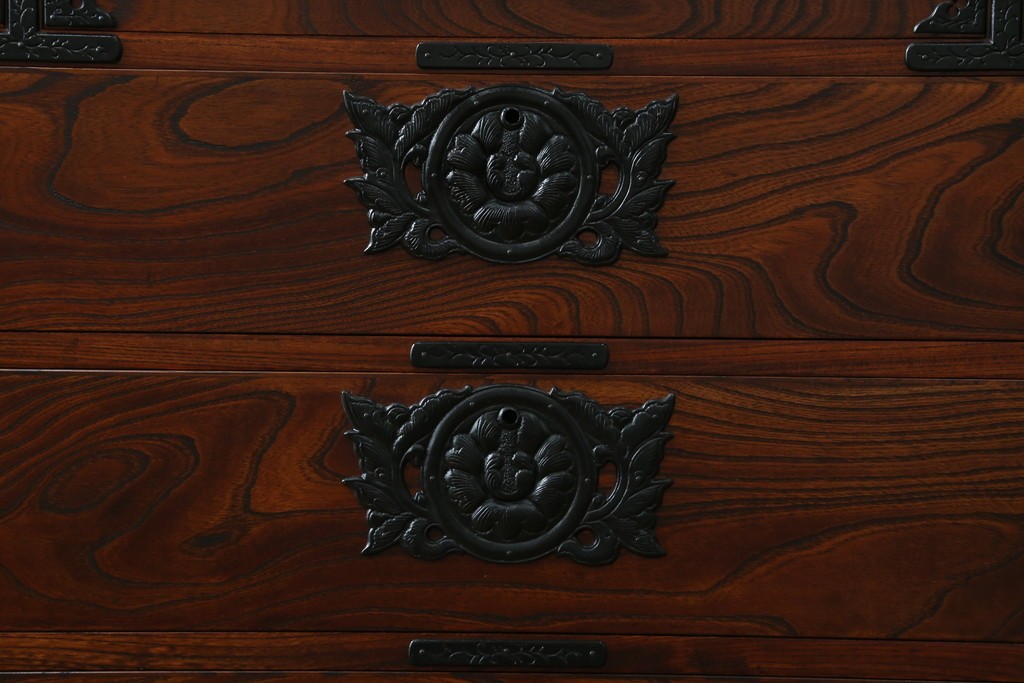 中古　岩谷堂箪笥　力強い杢目と重厚感ある金具が魅力の和箪笥　(R-072749)